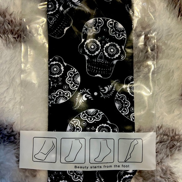 Sugar skull socks Women’s Size OS Black and White - Picture 2 of 3